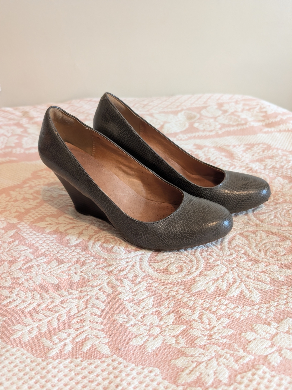 Clarks Gray Textured Leather Wedge Pumps